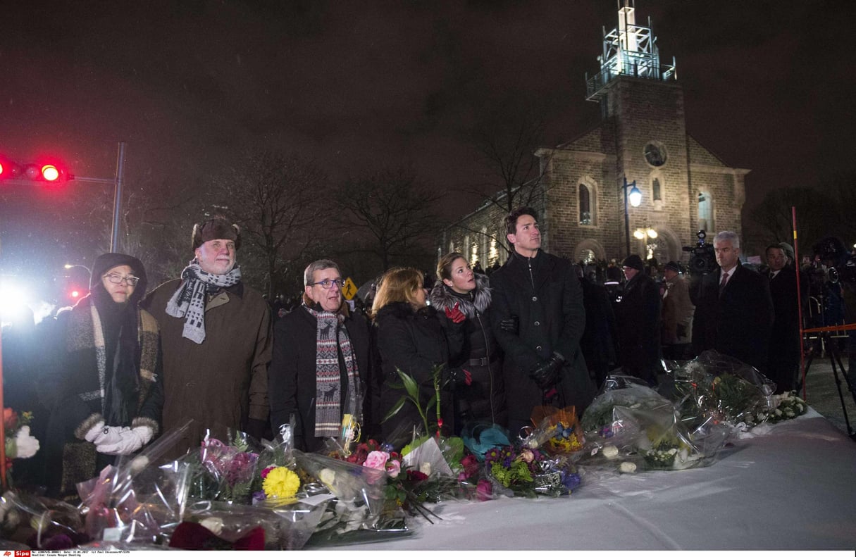 Le Premier ministre du Québec Philippe Couillard, le maire de la ville de Québec Regis Labeaume, le Premier ministre canadien Justin Trudeau (de g. à dr.) et leurs épouses respectives se recueillent lundi 30 janvier en mémoire des victimes de la tuerie perpétrée la veille dans la mosquée de Sainte-Foy. © Paul Chiasson/AP/SIPA