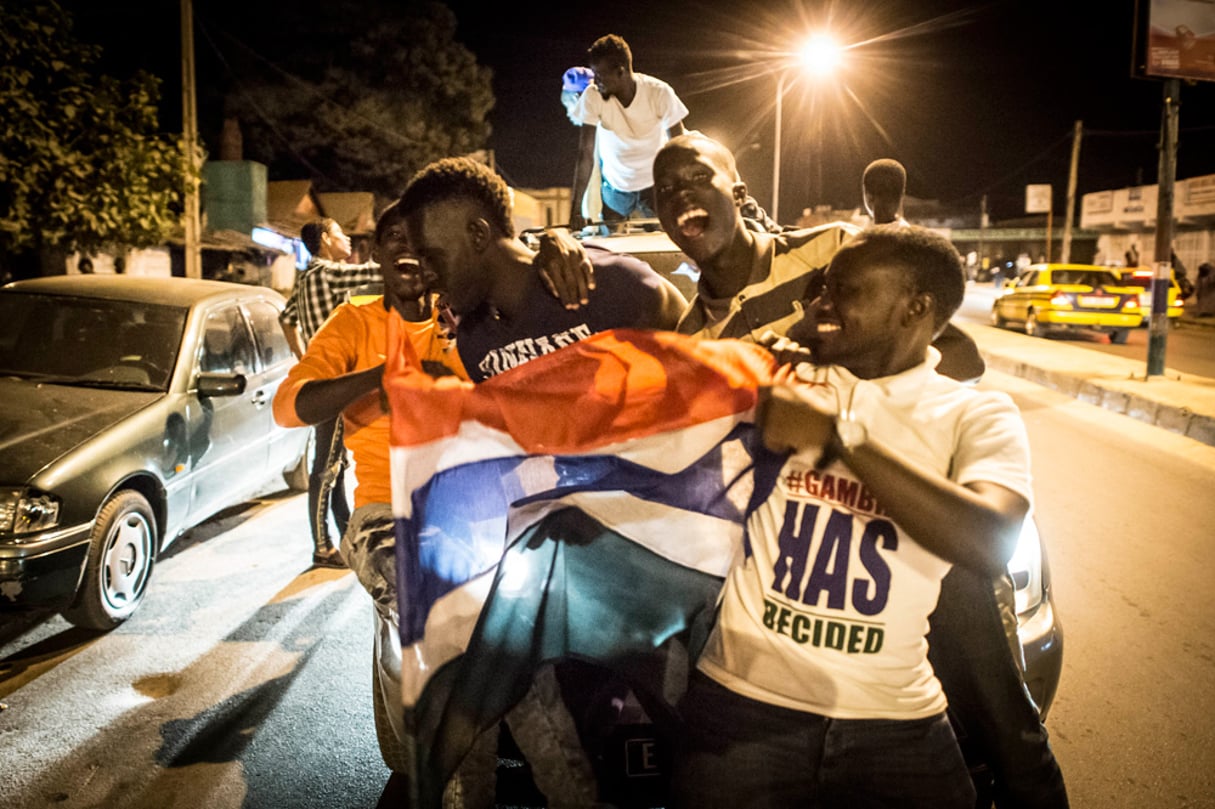 Concert de klaxons et cris de joie dans les rues de Banjul, la nuit même du départ de Jammeh. © Sylvain Cherkaoui pour JA