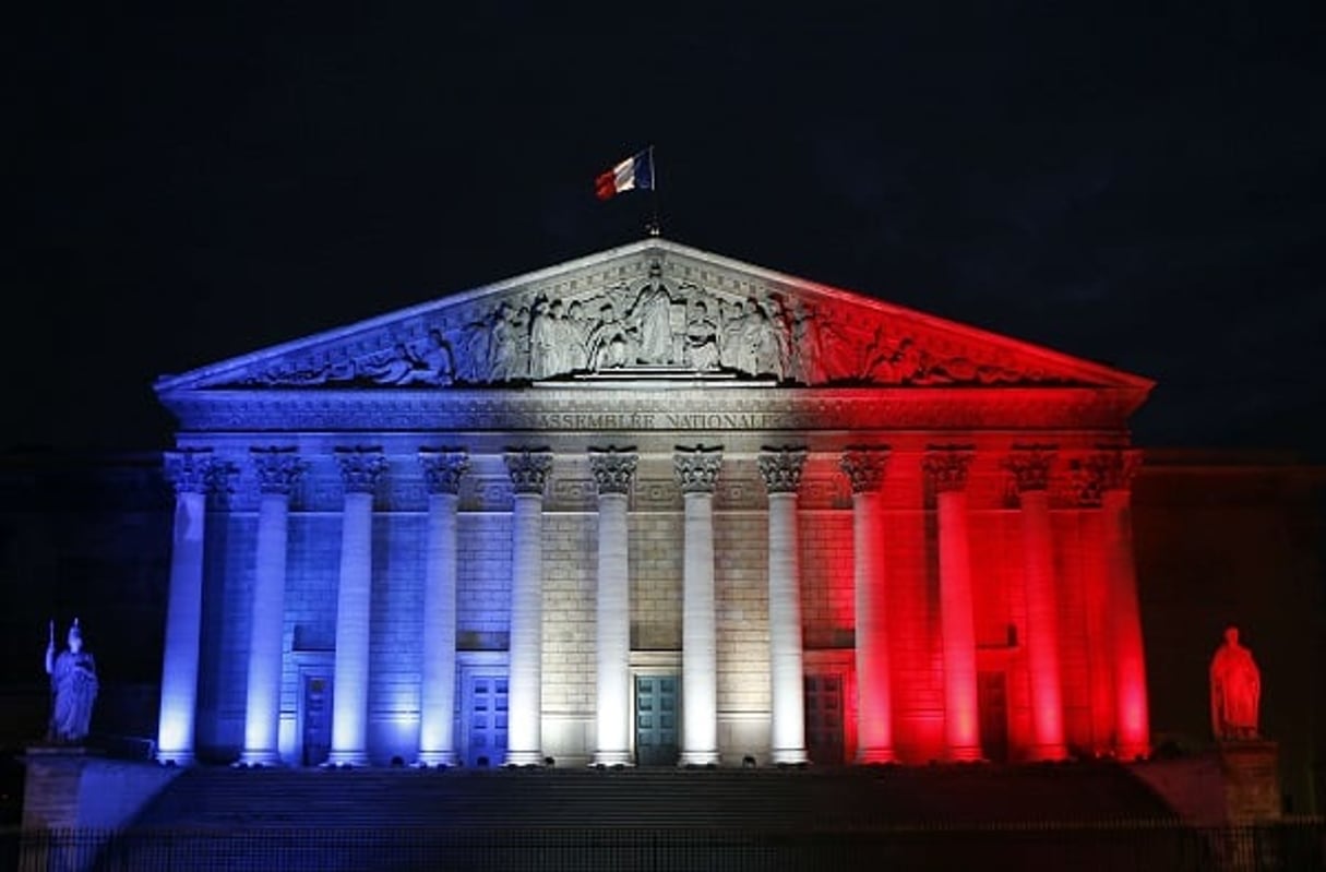 L’Assemblée nationale française aux couleurs de la France, une semaine après les attentats de Paris, le 22 novembre  2015. © Francois Mori/AP/SIPA