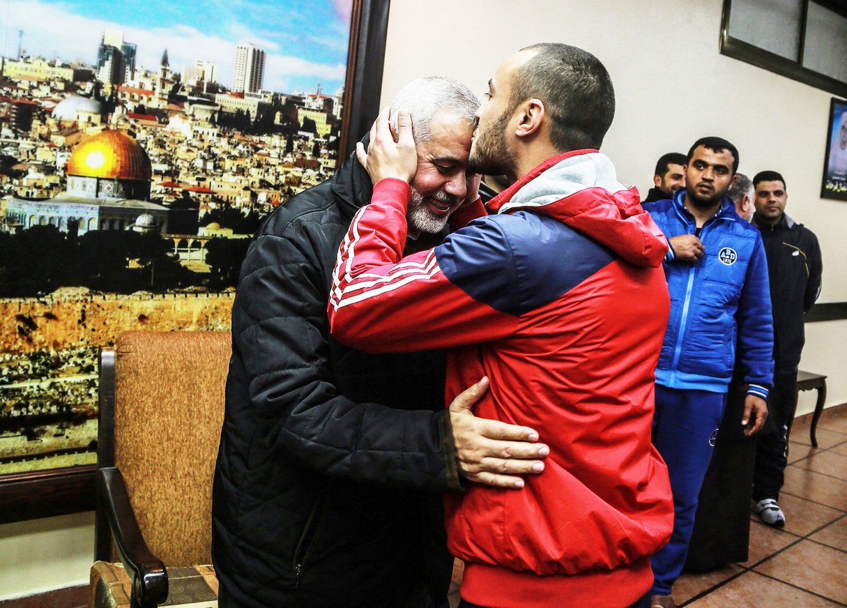 Ismaïl Haniyeh, cadre du Hamas, salué par des militants et des sympathisants, chez lui, à son retour du Caire, le 27 janvier 2017. © Ali Jadallah/Anadolu Agency/AFP