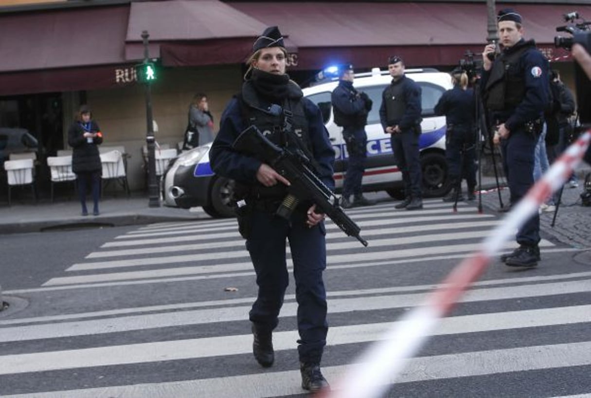 Des policiers prennent position à l’extérieur du musée du Louvre le 3 février 2017, après l’attaque à la machette contre des militaires. © Thibault Camus/AP/SIPA