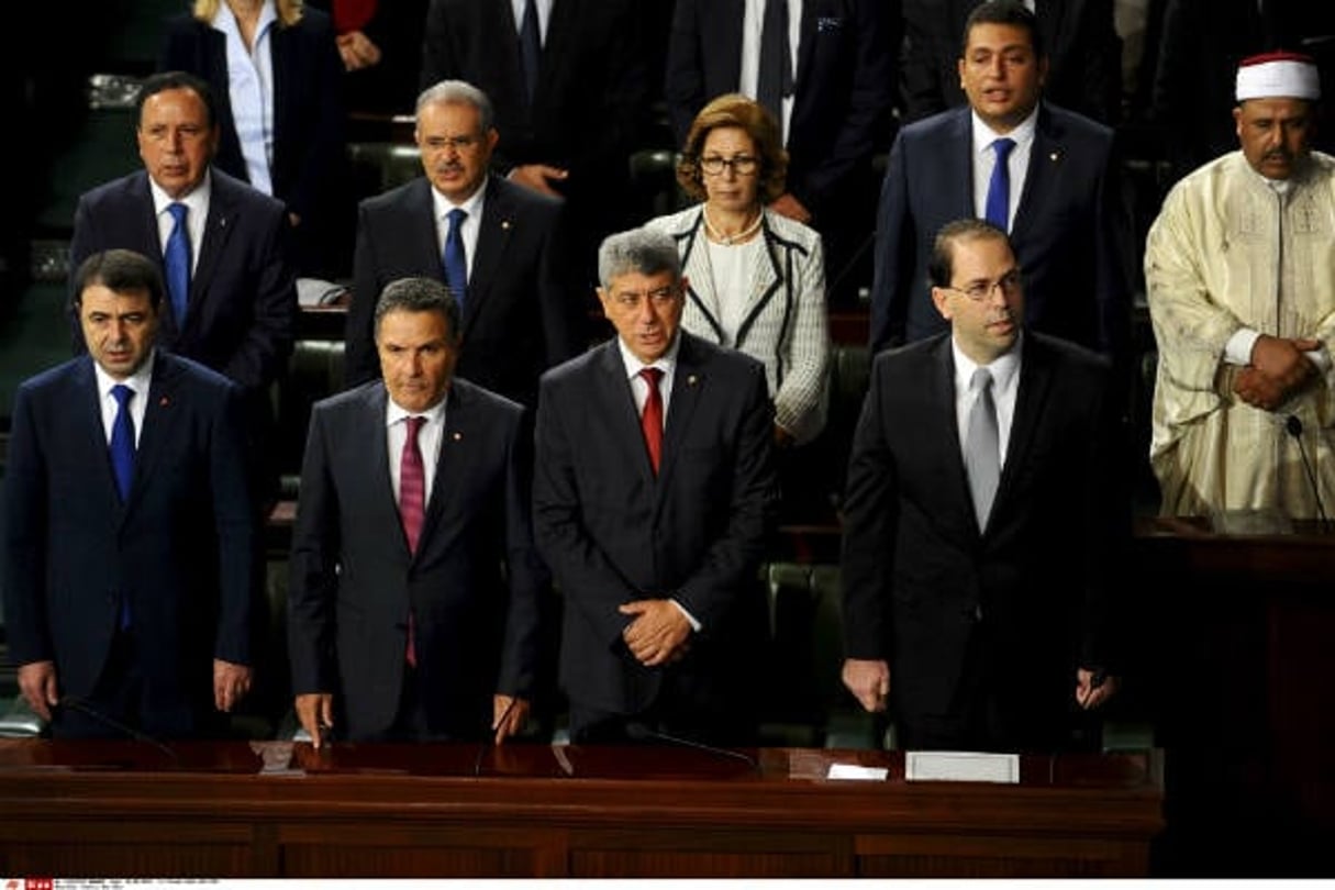 Au premier rang, des membres du gouvernement tunisien, le 26 août 2016, au Parlement, à Tunis. © Riadh Dridi/AP/SIPA