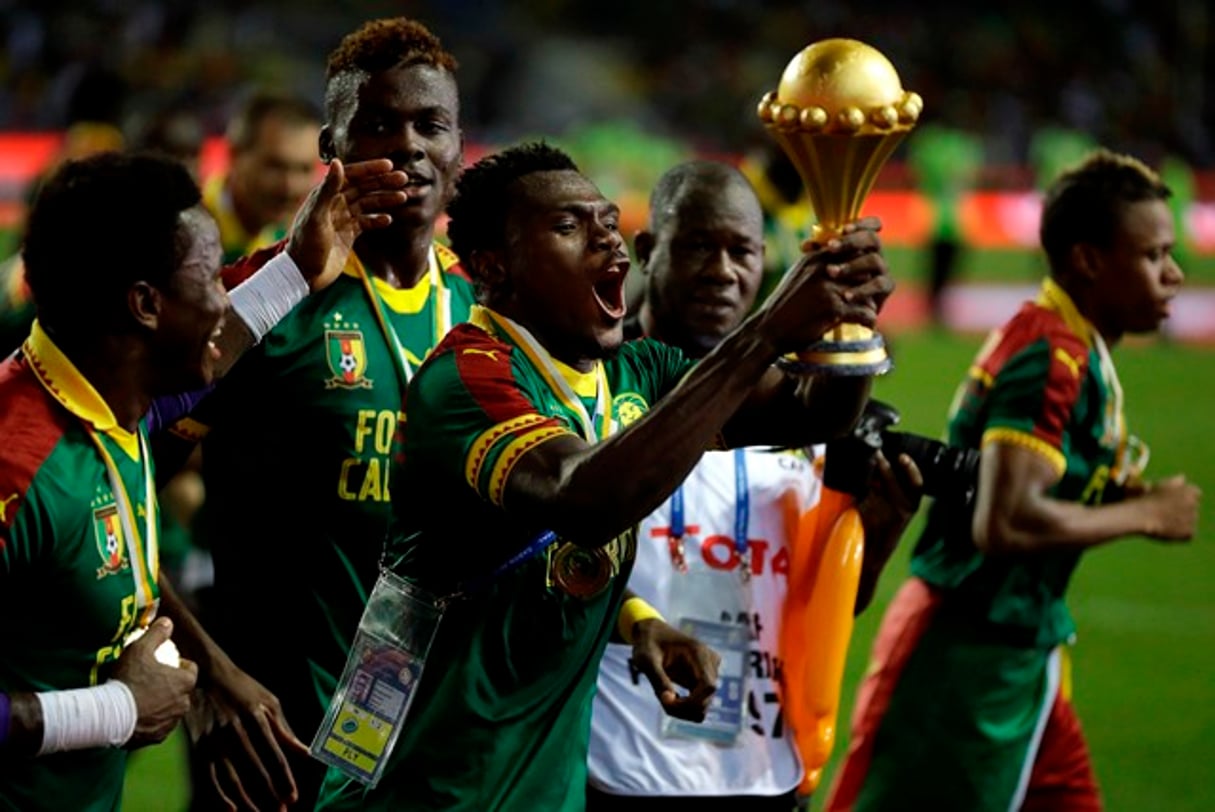 Les Lions indomptables du Cameroun célèbrent leur titre de champion d’Afrique au stade de Libreville, au Gabon, le février 2017. © Sunday Alamba/AP/SIPA