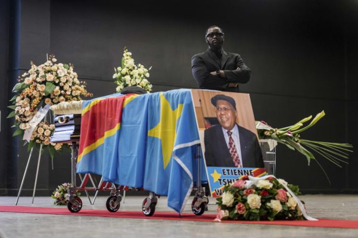 Des milliers de Congolais de la diaspora sont venus rendre hommage à l’opposant historique décédé mercredi 1er février à Bruxelles. © Geert Vanden Wijngaert/AP/SIPA