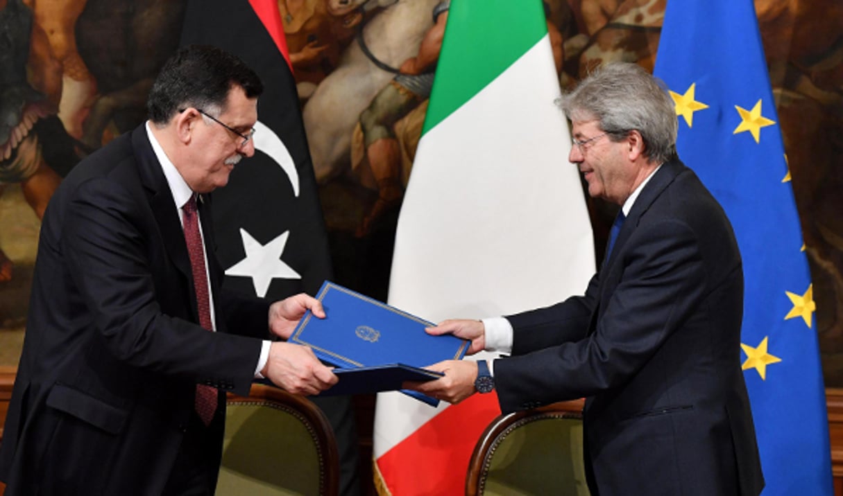 Paolo Gentiloni et Fayez al-Sarraj, lors de la signature de l’accord sur la lutte contre l’immigration clandestine signé le 2 février 2017 à Rome, en Italie. © Ettore Ferrari/AP/SIPA
