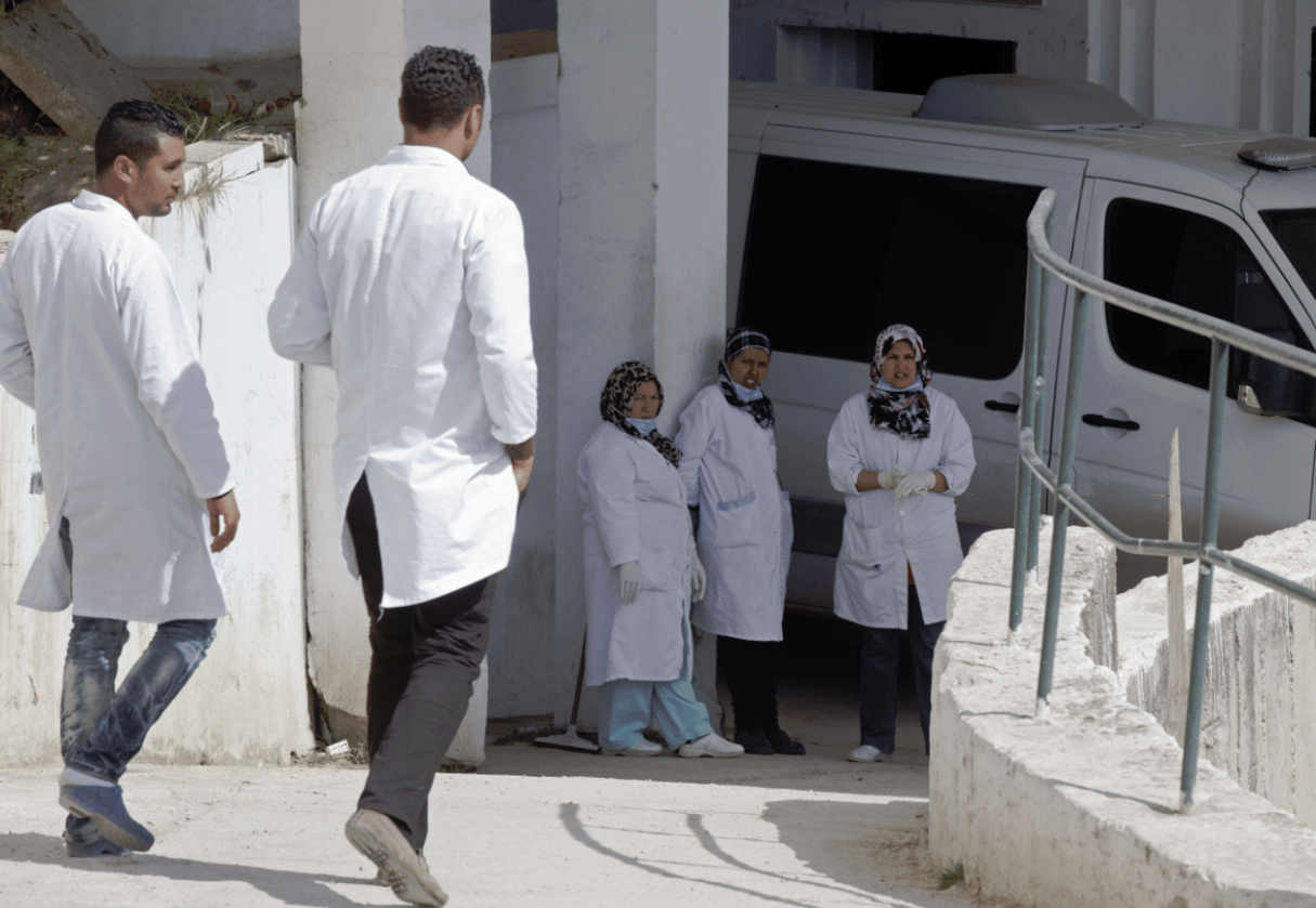 Ras-le-bol des professionnels médicaux tunisiens, qui choisissent souvent de s’exiler pour mieux exercer. © Michel Euler/AP/SIPA