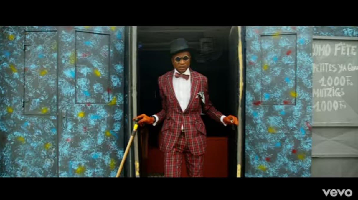 Un sapeur congolais dans le clip d' »Ay Mama », le dernier titre de Singuila. © Capture d’écran/YouTube/SinguilaVevo
