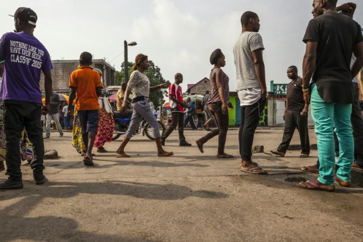 Des piétons dans une rue de Kinshasa, le 19 décembre 2016 en RDC. © AFP/Eduardo Soteras
