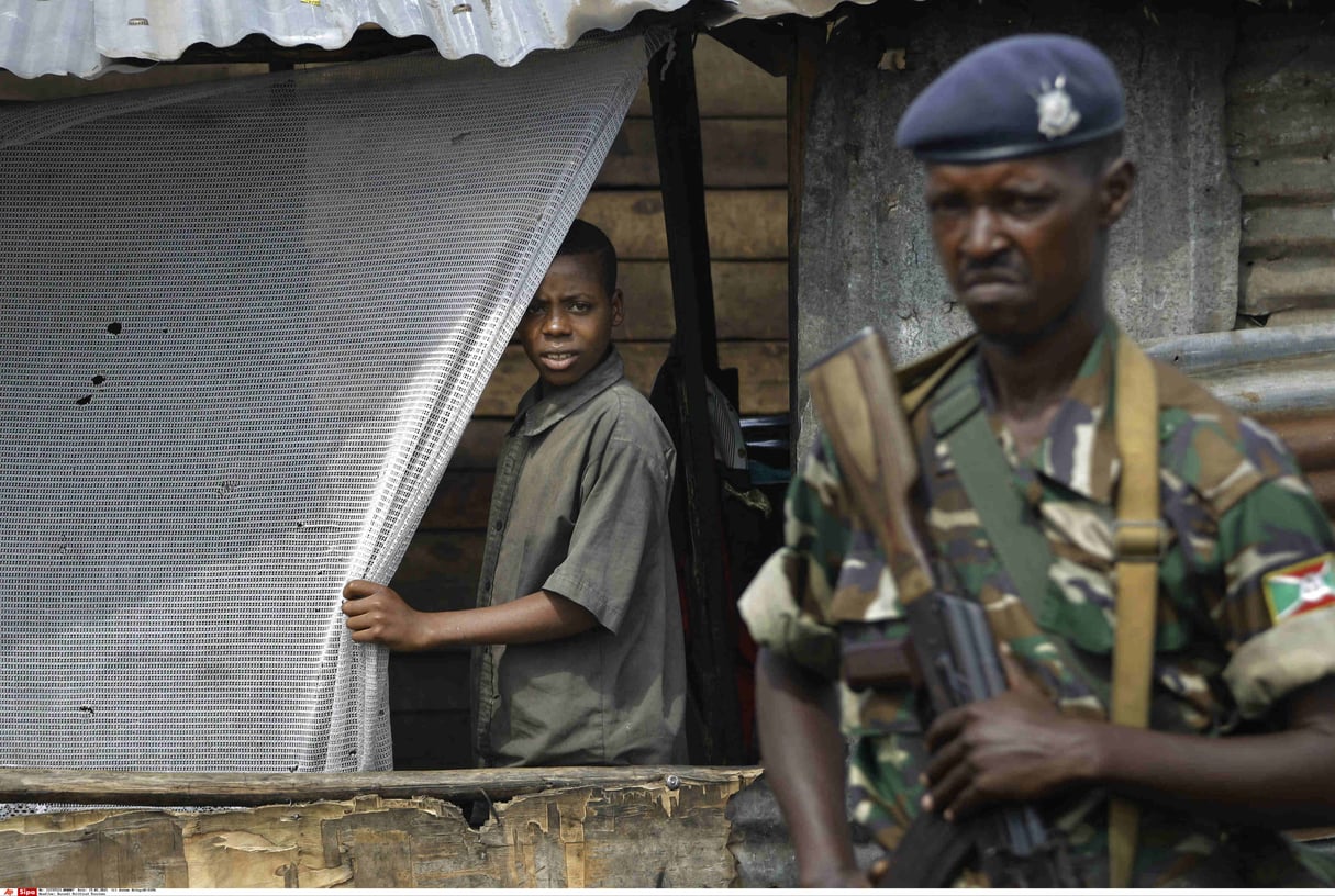 Un soldat burundais dans la ville de Bujumbura le 19 mai 2015. © Jerome Delay/AP/SIPA