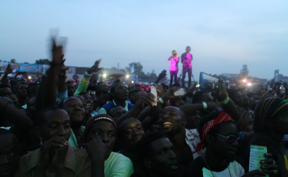 Des festivaliers en chaleur lors de la prestation de Fabregas à l'ouverture du festival Amani, le 10 février 2017 à Goma. &copy; Trésor Kibangula/JA