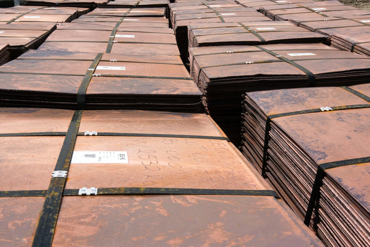 Des cathodes de cuivre produites par la Société d’Exploitation de Kipoï (SEK), une filiale de l’entreprise australienne Tiger Ressources, dans l’usine d’extraction électrolytique par solvant à Kipoï, dans le Katanga, en RDC en 2015. © Gwenn Dubourthoumieu pour Jeune Afrique