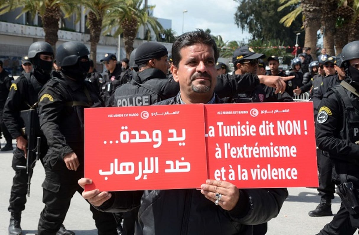 Un manifestant brandit une pancarte lors d’une manifestation contre l’extrémisme en 2015 en Tunisie. © Hichem Jouini/AP/SIPA