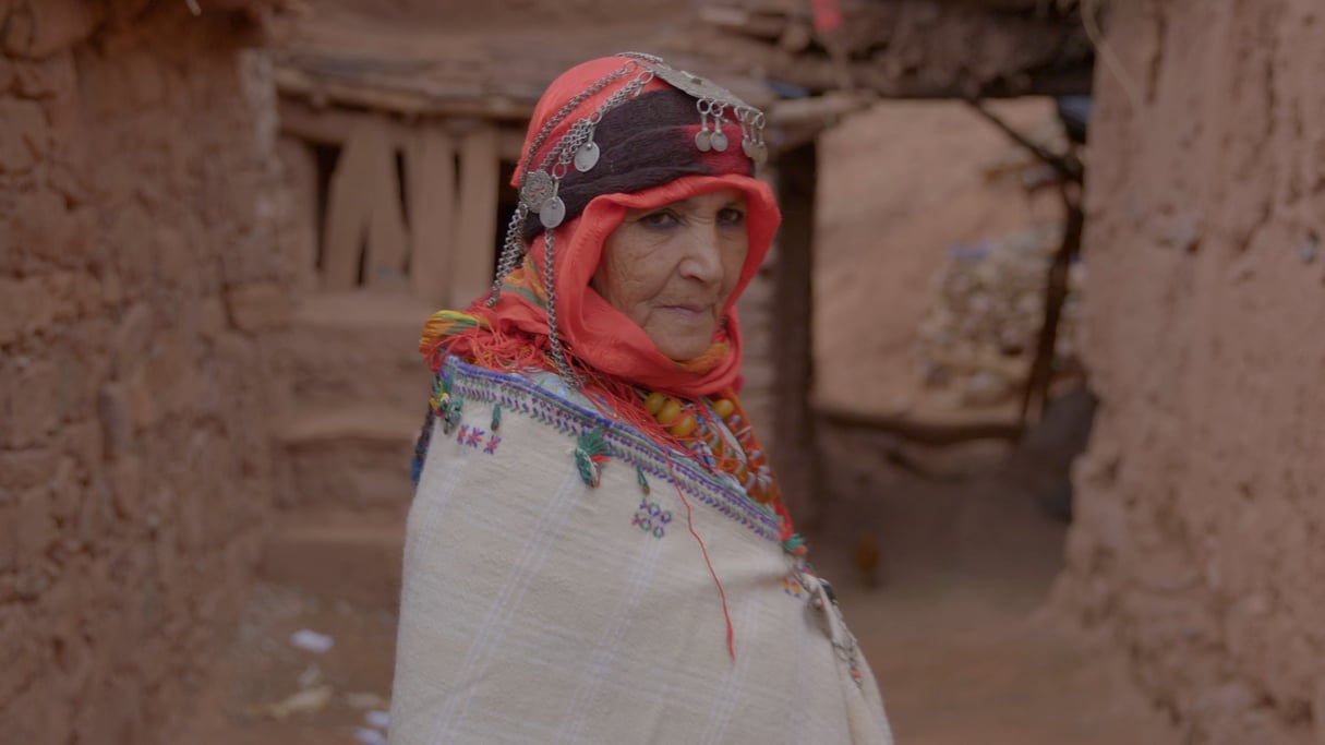 Fadma, un des personnages du documentaire de Kamal Hachkar, dans son costume berbère. &copy; Crédit photo Zakaria Ait Wakrim