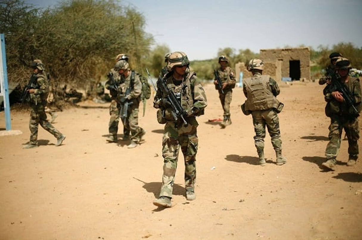 Des soldats français sécurisent une zone près de Gao, au Mali, en 2013. © Jerome Delay/AP/SIPA
