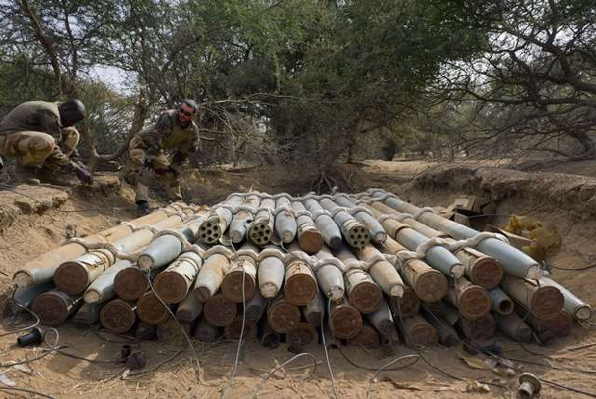 Des militaires français s’apprêtent à faire exploser un stock de munitions découvert à proximité de Gao, au Mali, le 6 mars 2013. © Jeremy Lempin/AP/SIPA