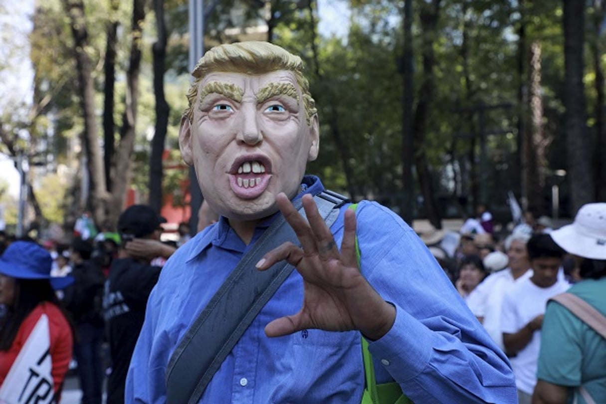 Un homme porte un masque représentant Donald Trump pendant une manifestation demandant le respect pour le Mexique et les migrants, à Mexico, le 12 février 2017. © Christian Palma/AP/SIPA