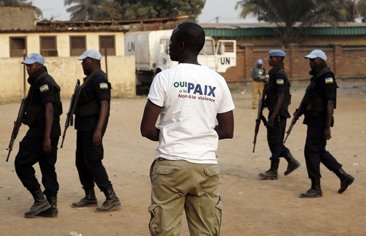 Un civil et des hommes de l’ONU à Bangui en 2014. © Jerome Delay/AP/SIPA