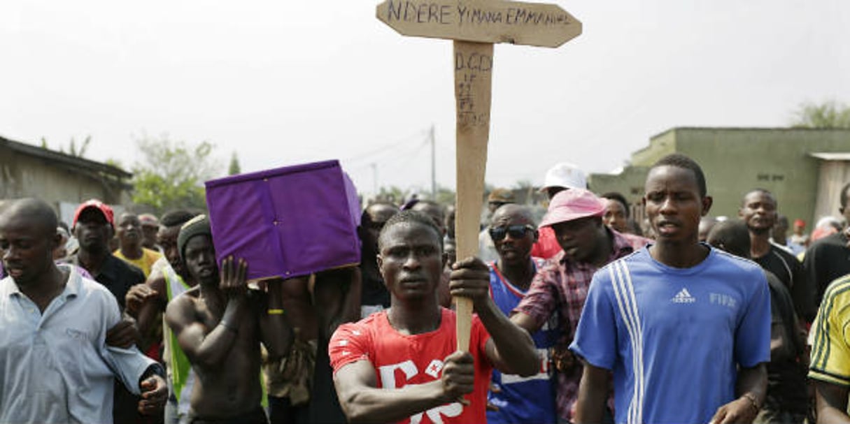 Procession funèbre à Bujumbura pour l’enterrement d’Emmanuel Ndere Yimana, un opposant burundais assassiné le 21 juillet 2015. © Jerome Delay/AP/SIPA