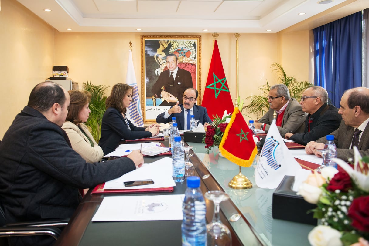 Ilyas El Omari, président de la région Tanger-Tétouan-El Hoceima, lors d’une réunion avec ses collaborateurs. © Mohamed Drissi K./JA