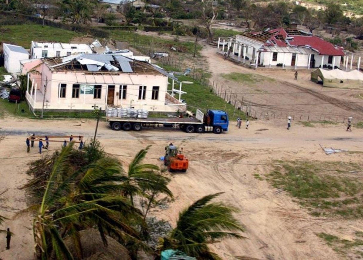 Des dégâts causés par le passage d’un cyclone à Vilanculos, le 26 février 2007 au Mozambique. © afp.com – TONY KARUMBA