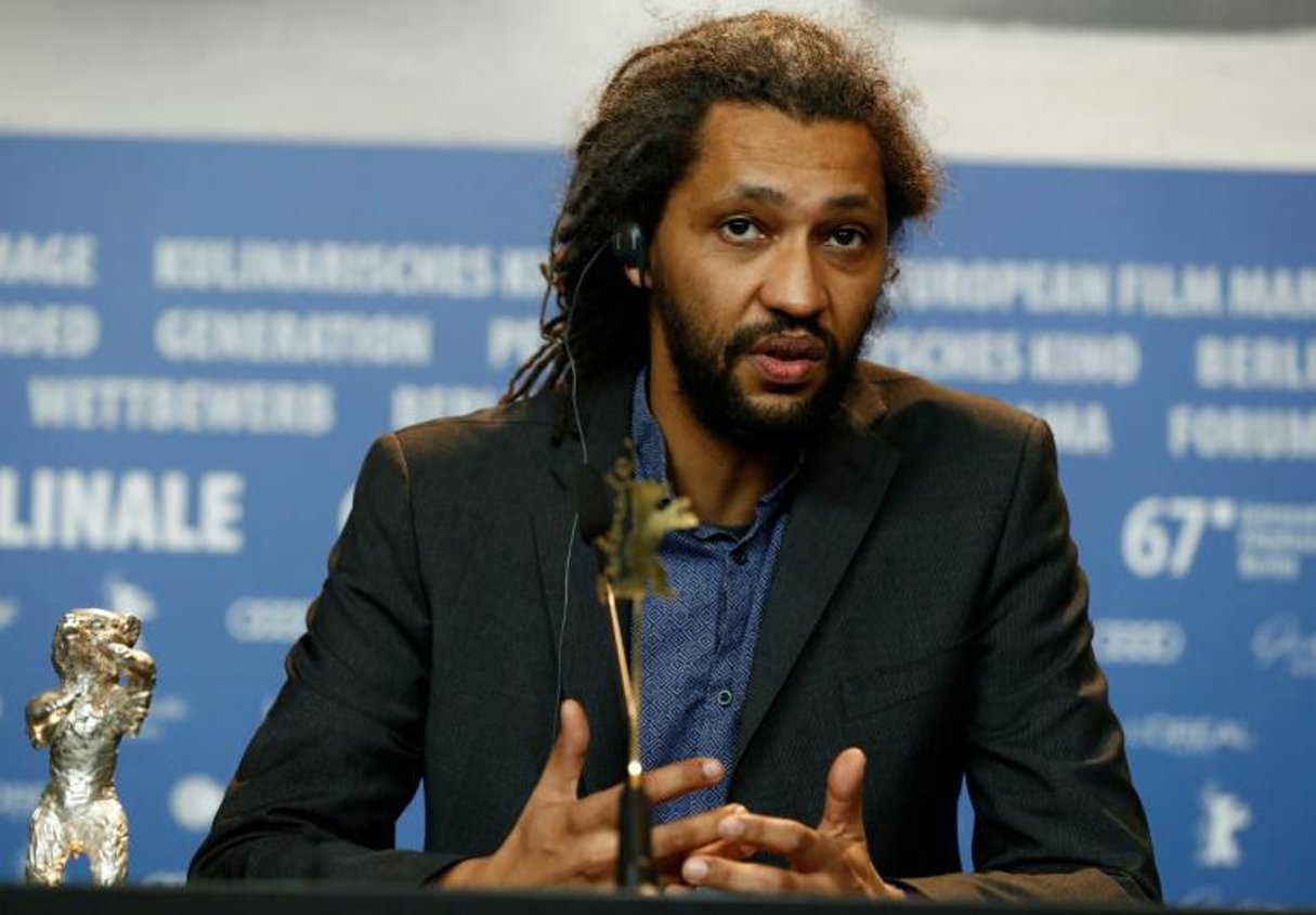 Le Franco-Sénégalais Alain Gomis, dont le film « Félicité » a également remporté le Grand prix du Jury à la Berlinale, le 18 février 2017 à Berlin. © AFP