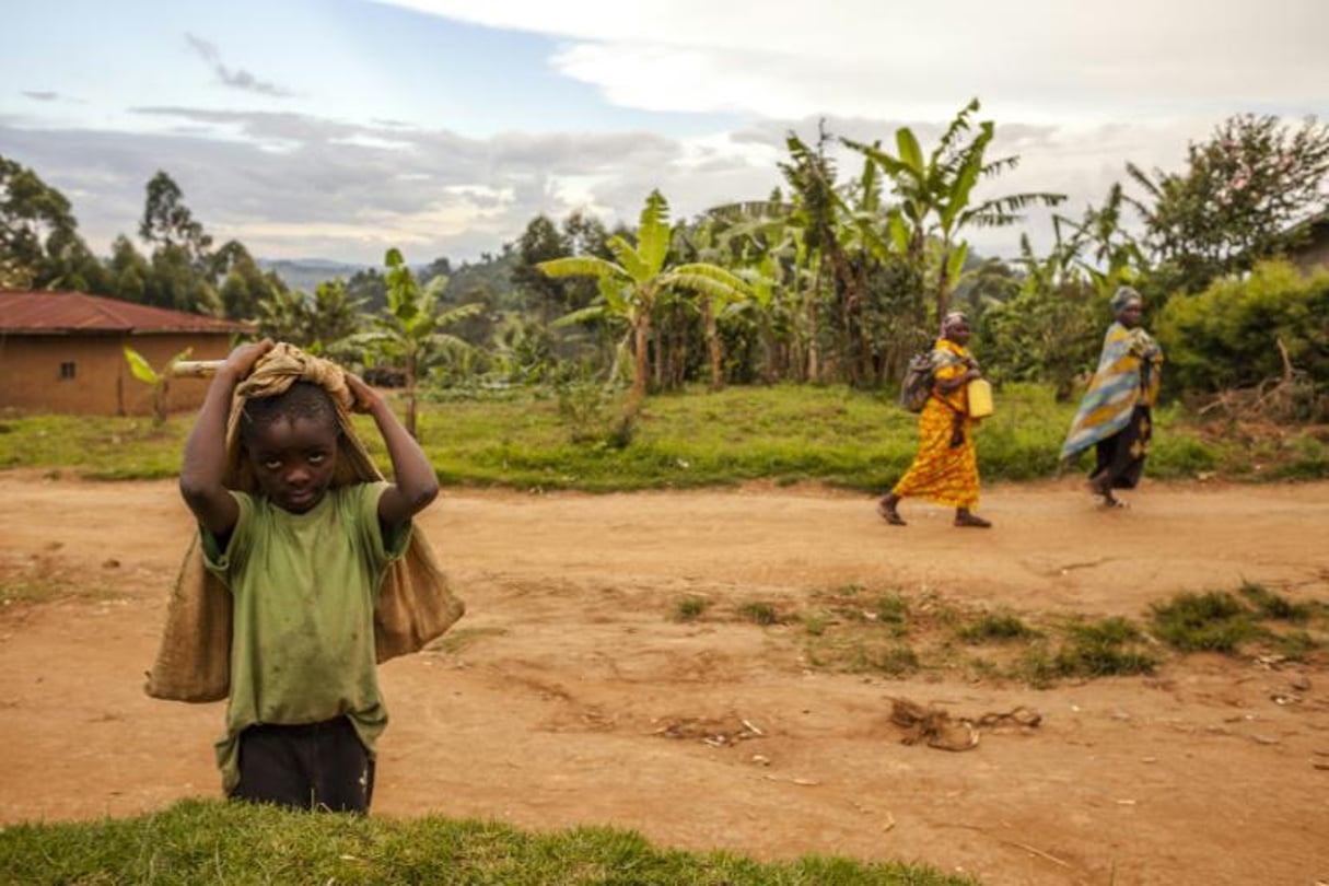 Des villageois le 10 novembre 2016 à Kyala dans la province du Nord-Kivu. © AFP/Eduardo Soteras