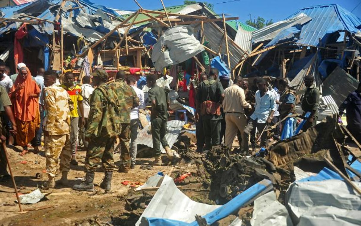 Des militaires et des forces de sécurité après l’explosion d’une voiture piégée, le 26 novembre 2016 à Mogadiscio, en Somalie. © AFP/MOHAMED ABDIWAHAB