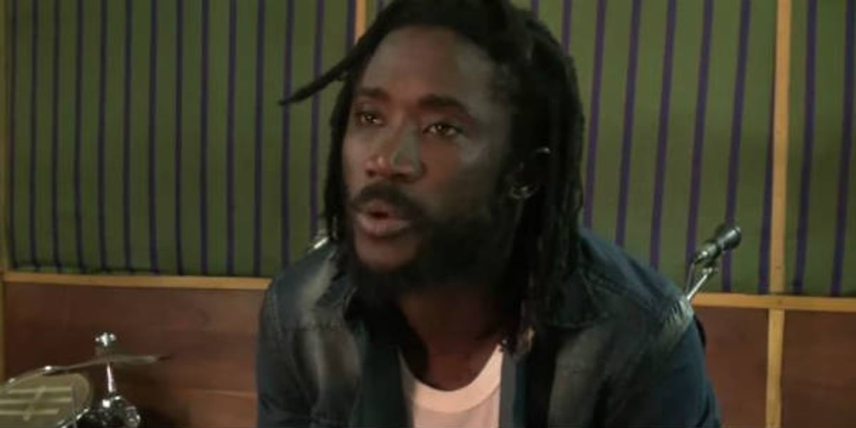L’artiste guinéen Elie Kamano. © Capture d’écran YouTube / DroitLibreTV