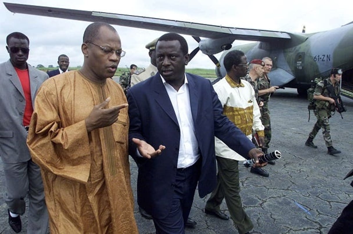 Les deux principaux médiateurs des pays d’Afrique de l’Ouest, Mohamed Ibn Chambas du Ghana, à gauche, et Cheik Tidiane Gadio, du Sénégal, à sa droite, à l’aéroport de Yamoussoukro, le 17 octobre 2002. © BORIS HEGER/AP/SIPA/AP/SIPA