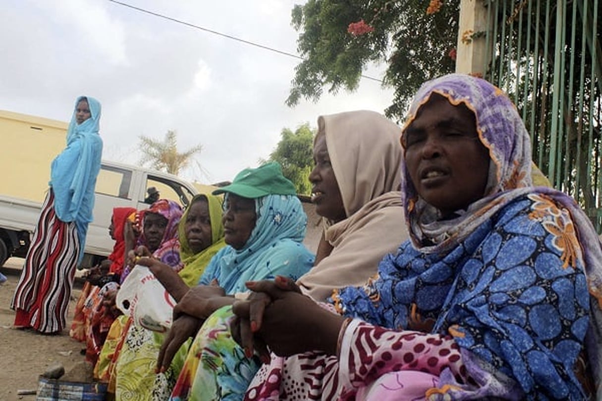 Des femmes attendent de voter pour leur président, à Djibouti, le 8 avril 2011. © Amal Ismail/AP/SIPA