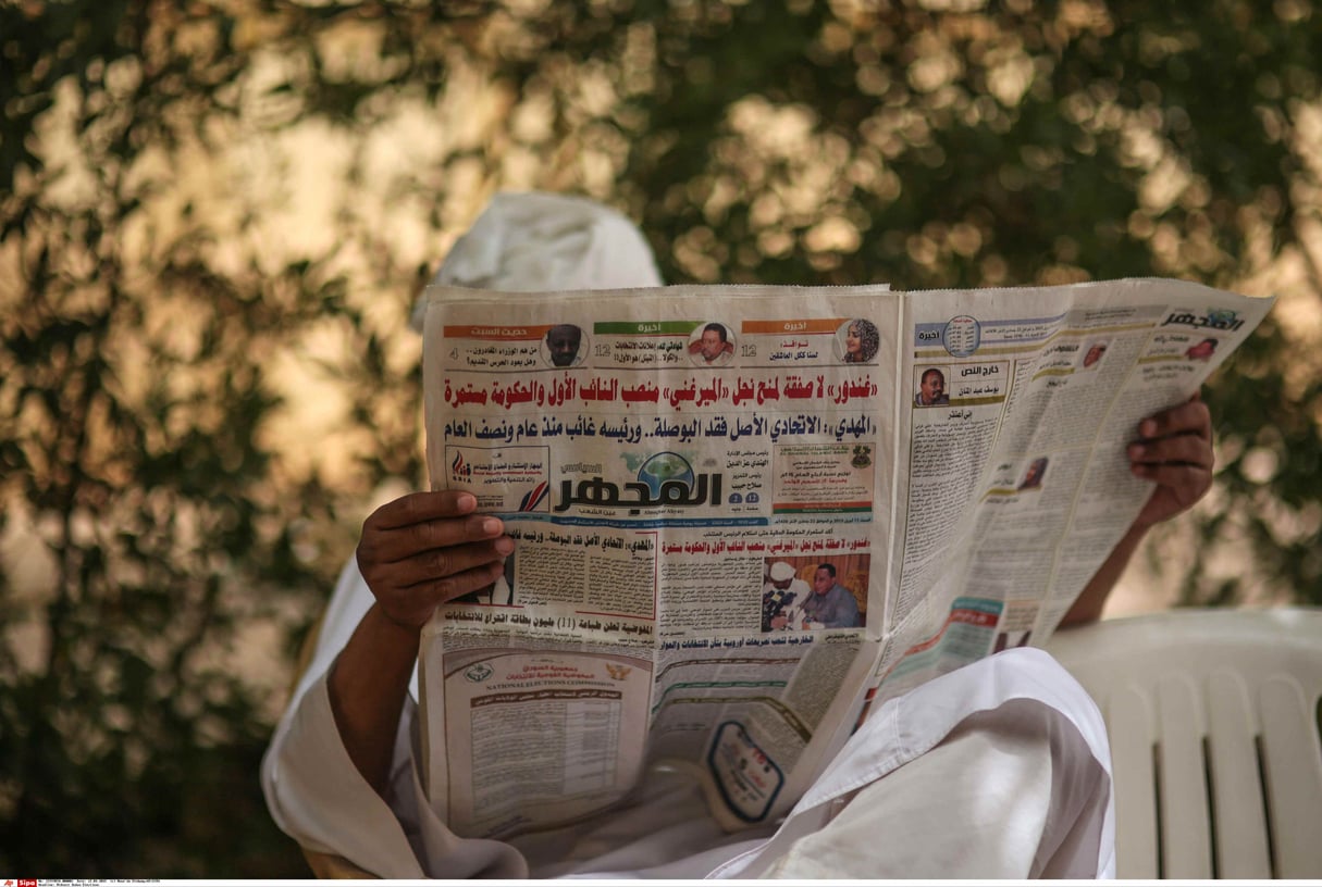 Un homme en train de lire le journal des les rues de Khartoum, en 2015. © Mosa’ab Elshamy/AP/SIPA