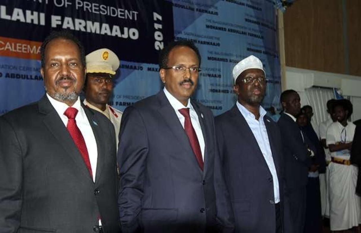 Le président somalien Mohamed Abdullahi Farmajo, au centre, entouré de ses prédécesseurs Hassan Sheikh Mohamud (gauche) et Sharif Sheikh Ahmed à Mogadiscio le 22 février 2017. © Farah Abdi Warsameh/AP/SIPA