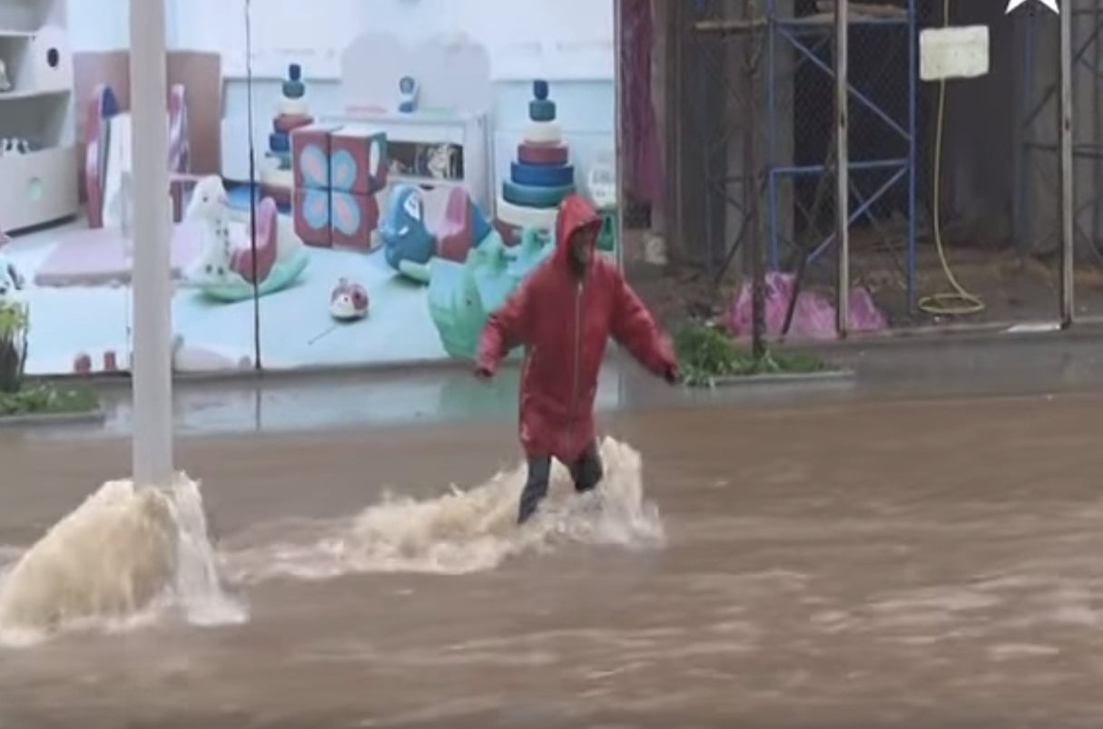 À Rabat-Salé, les pluies diluviennes se sont infiltrées dans les maisons. © Capture YouTube/ Khalil Le Rajaoui
