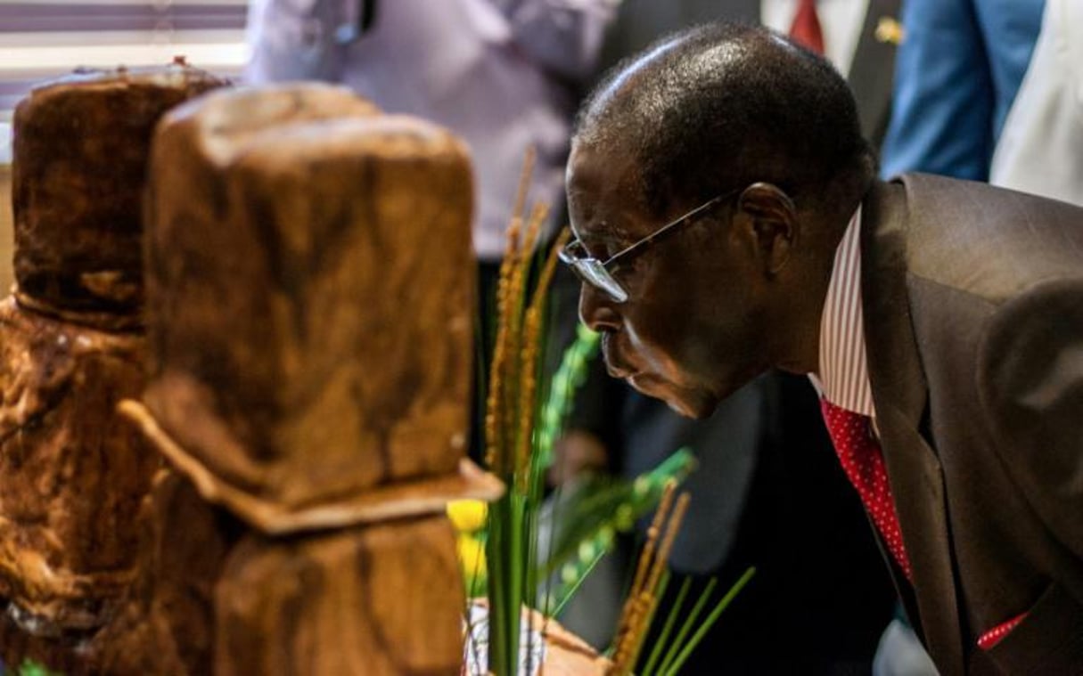 Robert Mugabe souffle ses bougies à l’occasion de son 93e anniversaire, le 21 février 2017 à Harare. © Jekesai Njikizana/AFP