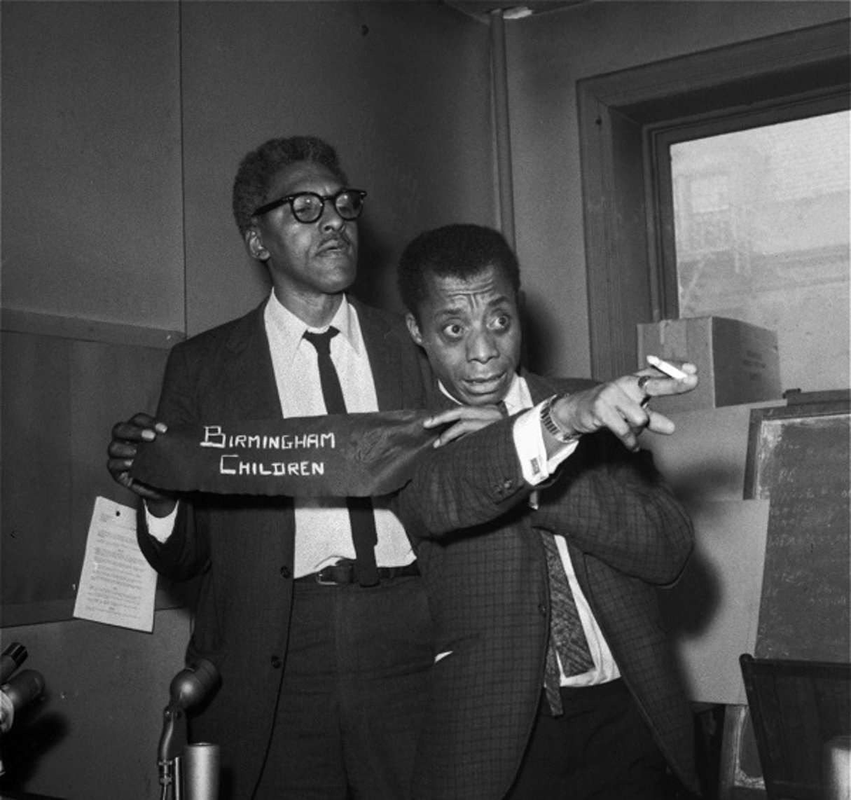 L’auteur James Baldwin, à droite, et le directeur adjoint de la marche de Washington Bayard Rustin, à gauche, lors d’une conférence sur les incidents concernant les droits civils,  à New York, le 24 février 1963. © AP/SIPA