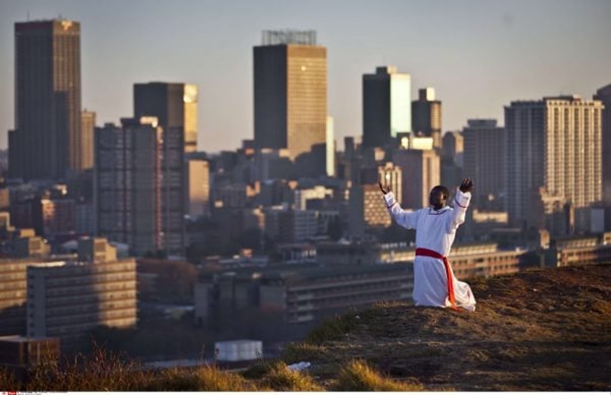 Prière sur une colline dominant Johannesburg le 13 juillet 2013. © Ben Curtis/AP/SIPA
