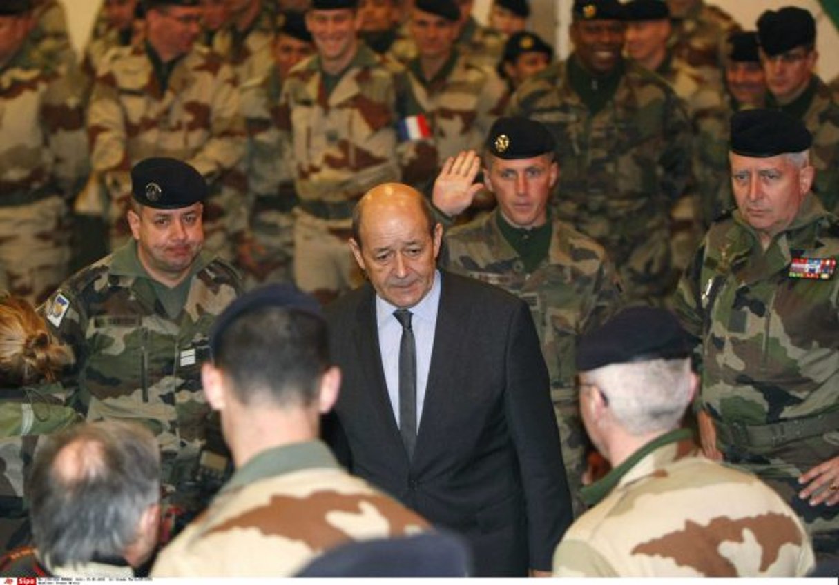 Jean-Yves Le Drian parmi des soldats français en 2013. © Claude Paris/AP/SIPA