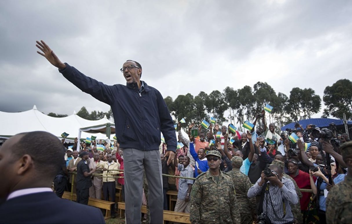 Paul Kagamé s’adresse à la foule quatre mois avant le référendum, à Kinigi, Rwanda, le 5 septembre 2015. © Ben Curtis/AP/SIPA