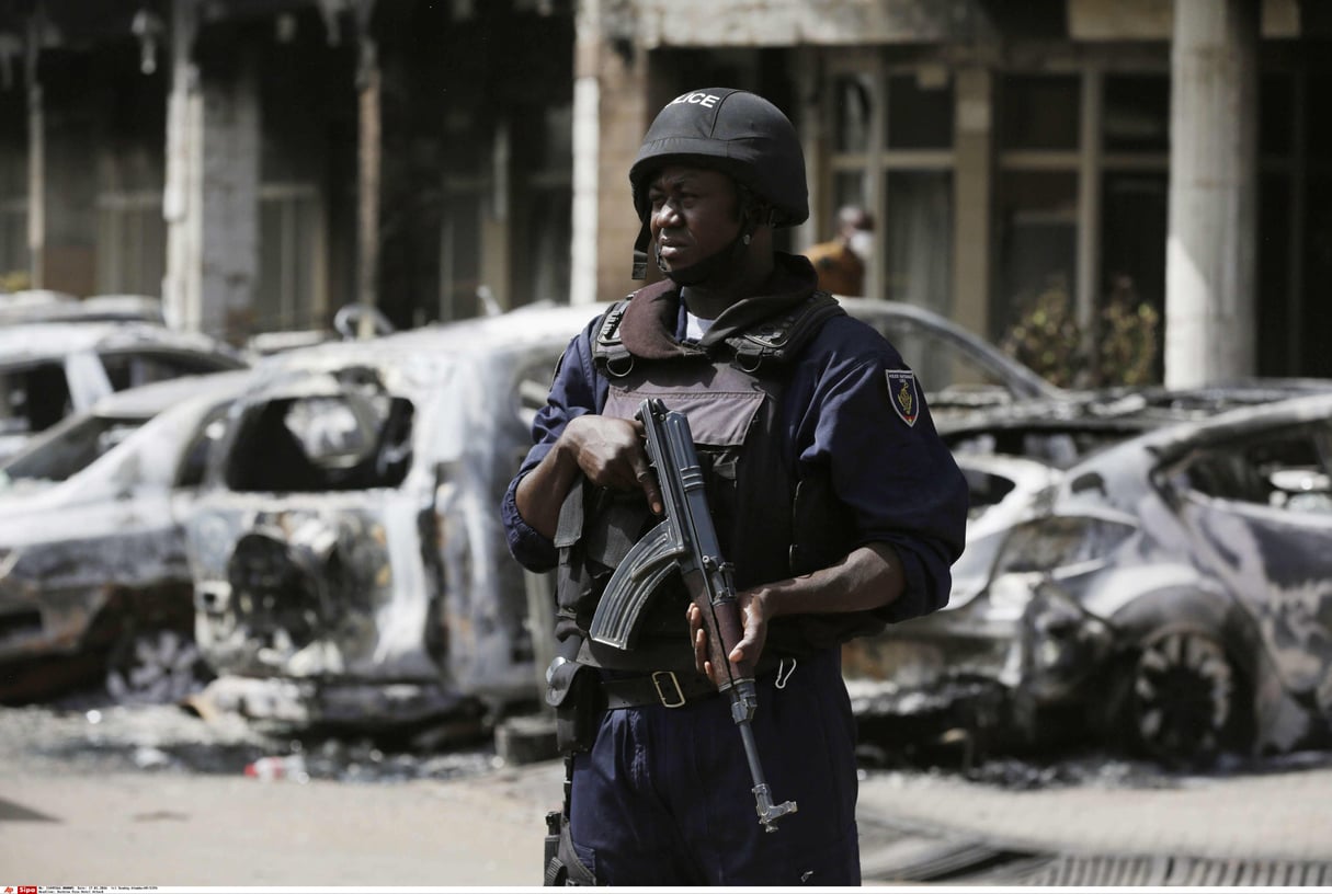 Un officier de police burkinabè devant l’hôtel Splendid à Ouagadougou au Burkina Faso, le 17 janvier 2016. © Sunday Alamba/AP/SIPA