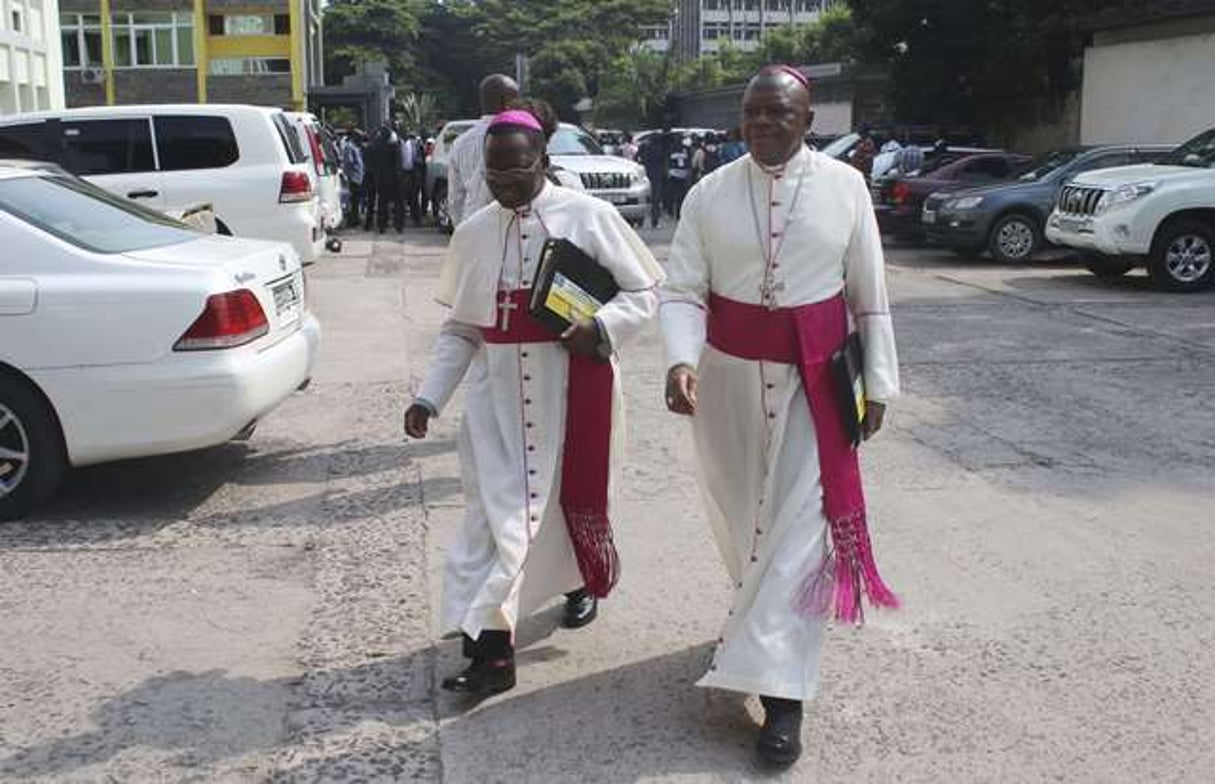 Deux membres du clergé catholique congolais chargés de la médiation entre le pouvoir et l’opposition se rendent à une réunion à Kinshasa le 21 décembre 2016. © John Bompengo/AP/SIPA
