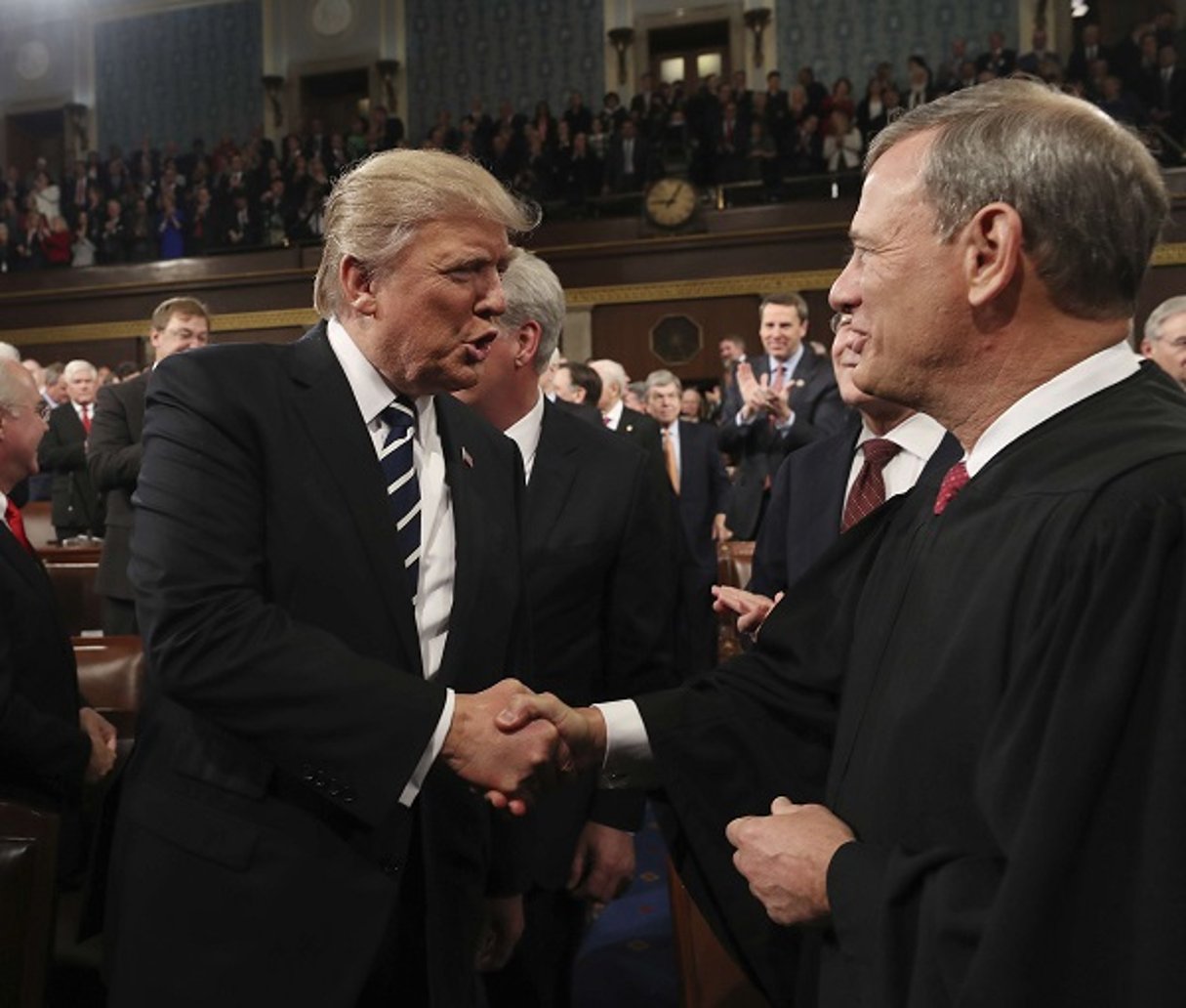 Donald Trump serre la main de John Roberts, juge conservateur de la Cour suprême, au Capitole, à Washington, le 28 février 2017. © Jim Lo Scalzo/AP/SIPA