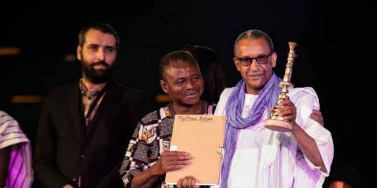 Le cinéaste mauritanien Abderrahmane Sissako recevant le prix du meilleur décor pour son film Timbuktu, en mars 2015. © Capture d’écran / www.fespaco.bf