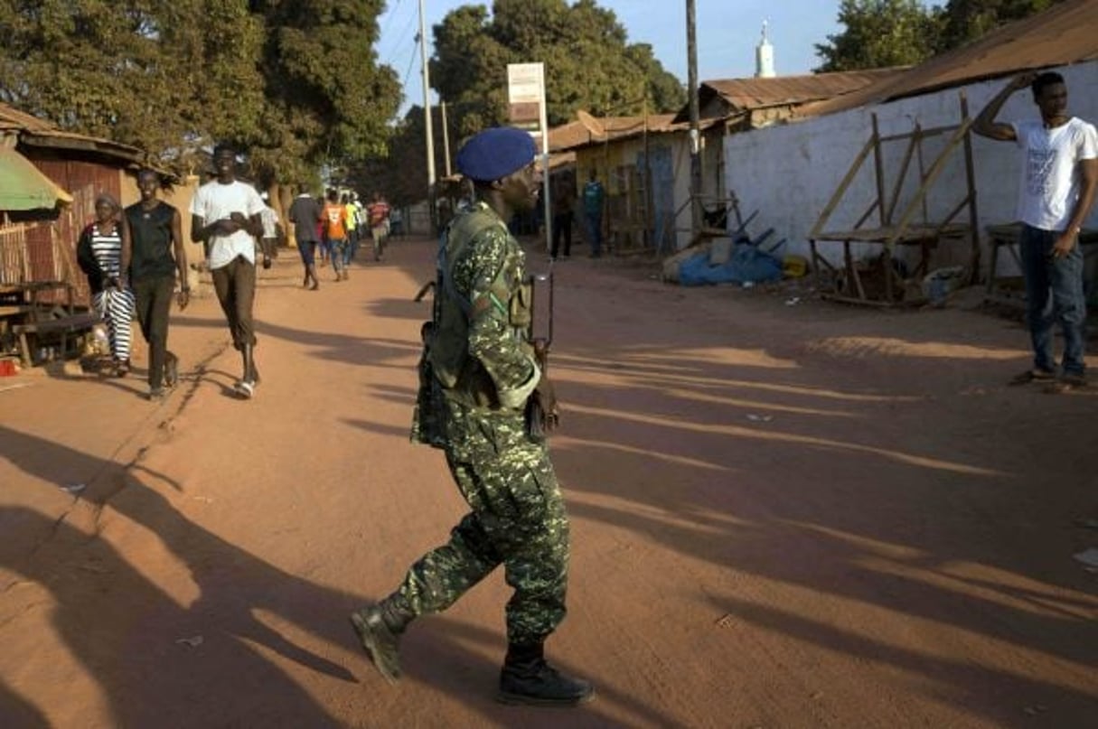 Un soldat gambien dans les rues de Serrekunda, en janvier 2017 © Jerome Delay/AP/SIPA