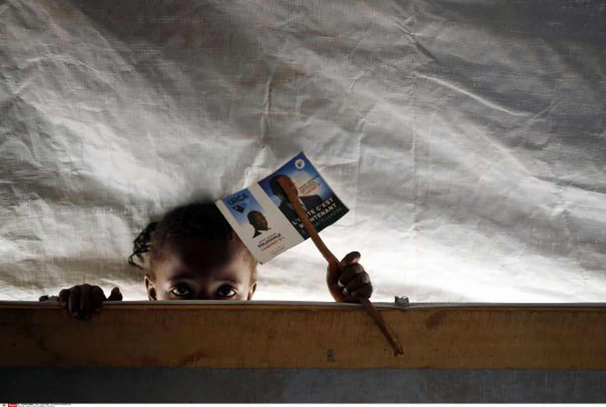 Une petite fille réfugiée dans le camp de Mpoko à Bangui pendant les élections présidentielles en février 2015. © Jerome Delay/AP/SIPA