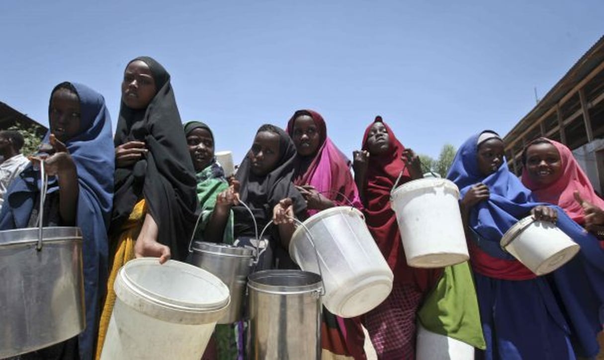 Des Somaliennes font la queue pour recevoir de la nourriture dans un camp à Mogadiscio en février 2017. © Farah Abdi Warsameh/AP/SIPA