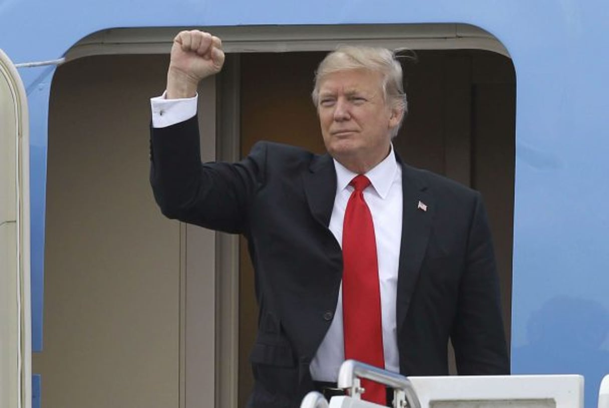 Le président Donald Trump, à sa sortie de Air Force One, en mars 2017. © Luis M. Alvarez/AP/SIPA