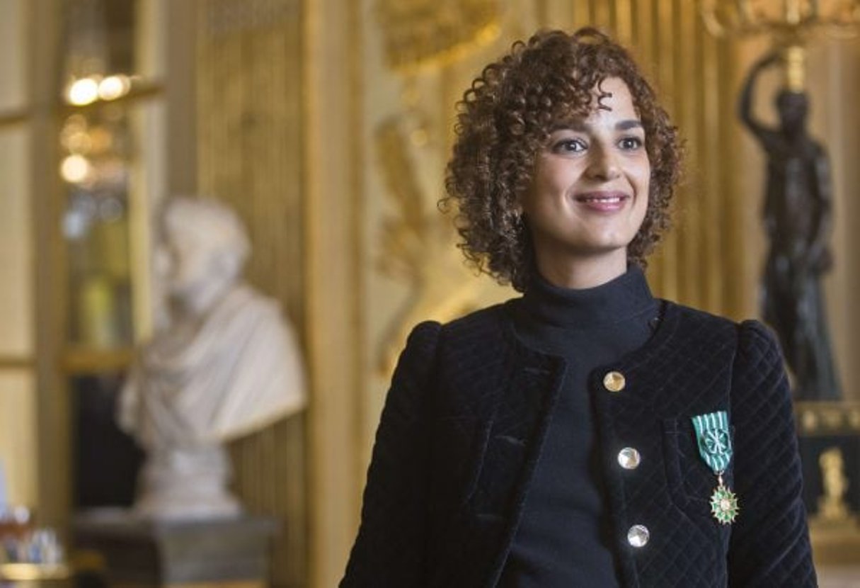 La romancière Leïla Slimani, après avoir reçu la médaille d’Officier de l’Ordre des Arts et des Lettres, à Paris le 23 mars 2017. © Michel Euler/AP/SIPA