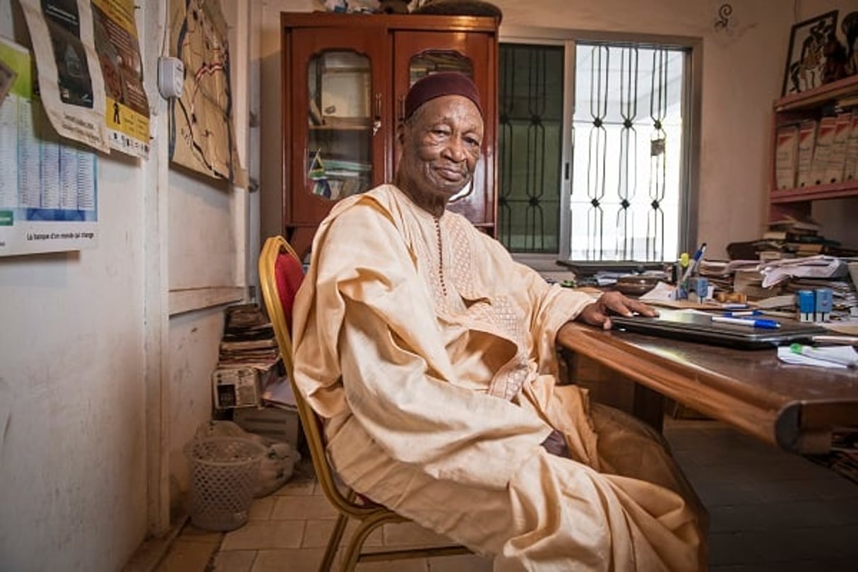 Djibril Tamsir Niane, historien, dramaturge et écrivain, dans son bureau, à Conakry, en Guinée, en janvier 2017. © Youri Lenquette/JA