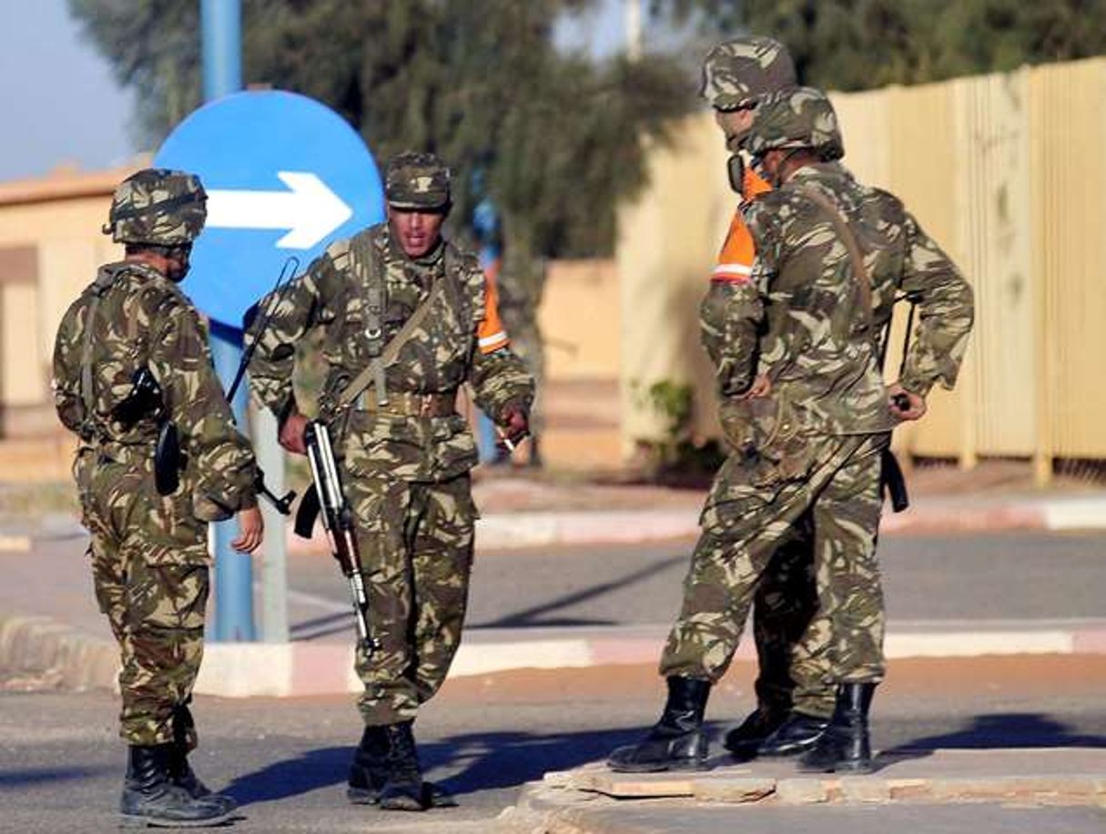Des soldats algériens sécurisent l’aéroport d’In Amenas le 19 janvier 2013 (photo d’illustration). © Mohamed Kadri/AP/SIPA