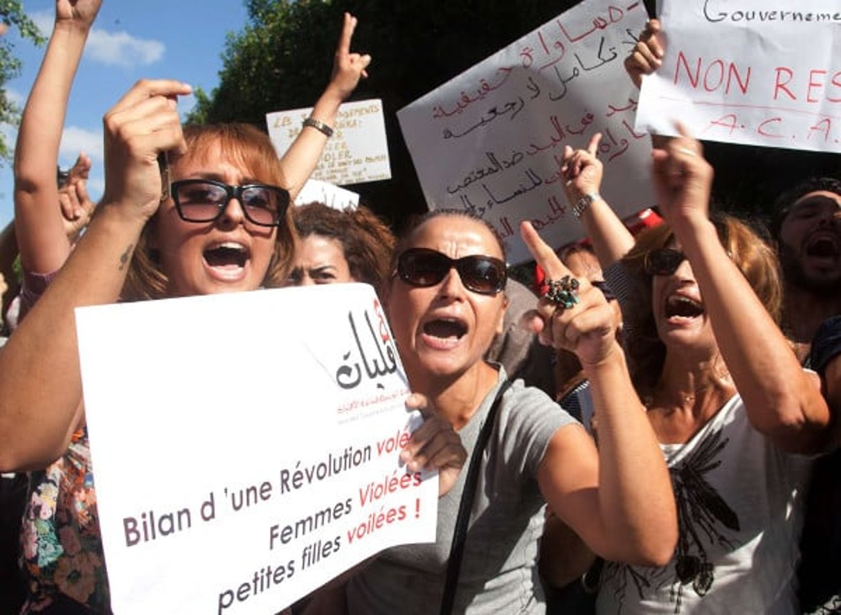 Des femmes tunisiennes dans une manifestation de soutien à une jeune fille violée par la police le 2 octobre 2012. © Aimen Zine/AP/SIPA